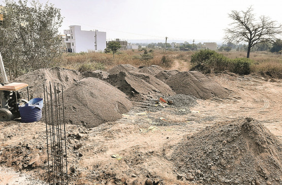 Illegal smuggling of hundreds of brass sands from the ghats of Deulgaon Raja Tehsil
