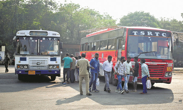 यात्रियों को हैदराबाद का सहारा, भरी हुई जा रही हैं बसें