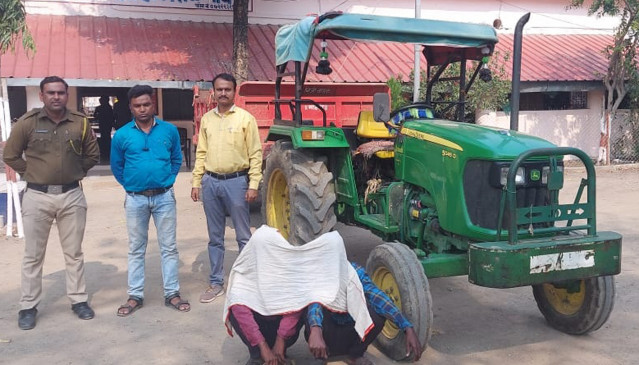 Police arresting illegal transporters of sand and murum