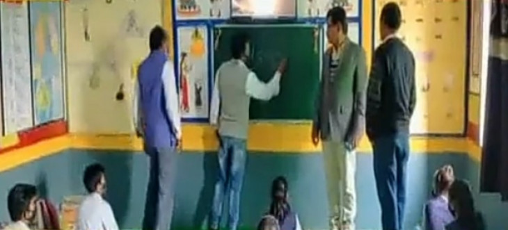 छिंदवाड़ा के शिक्षकों ने सरकारी स्कूल की तस्वीर बदली, अपनी सैलरी से छात्रों को आधुनिक सुविधाएं मुहैया कराया