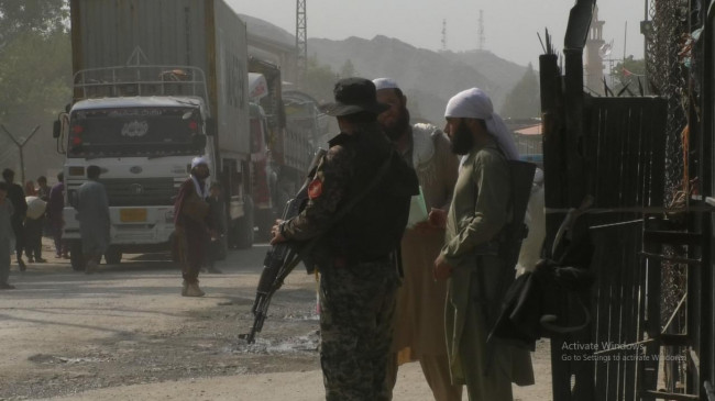 तालिबान सैनिकों ने सीमा पर बाड़ हटाने की कोशिश की