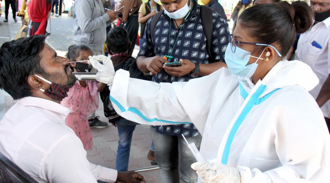 केरल में 4,649 लोग कोरोना पॉजिटिव, ओमिक्रॉन के 50 मामले दर्ज