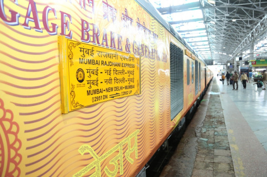 रेलवे करेगा स्पेशल ट्रेन का संचालन, कुछ ट्रेनें लेट और 306 ट्रेनें हुईं रद्द