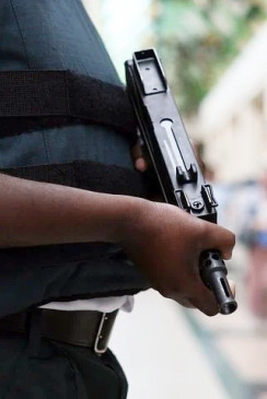 यूपी जिले में दुर्घटनावश बैंक गार्ड की बंदूक से गोली चली