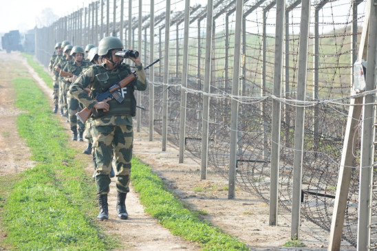 बीएसएफ ने पाकिस्तान सीमा के पास से  हेरोइन और हथियार  किए  जब्त