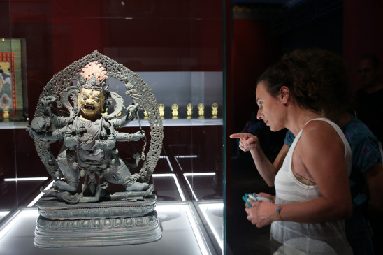 अमेरिकी  निजी कलेक्टर कंबोडिया को लौटाएगा लूटी गई 28  कंबोडियाई सांस्कृतिक कलाकृतियों की प्राचीन वस्तुएं