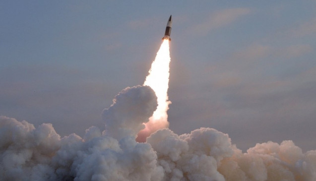 उत्तर कोरिया ने पूर्वी सागर की ओर दो बैलिस्टिक मिसाइलें दागीं