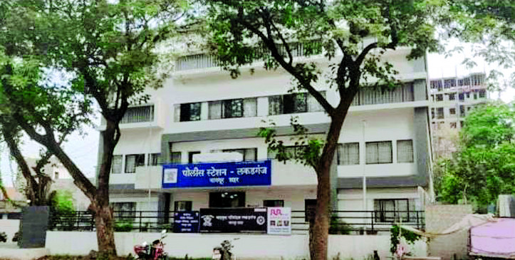 Fierce uproar of third parties in Lakadganj police station