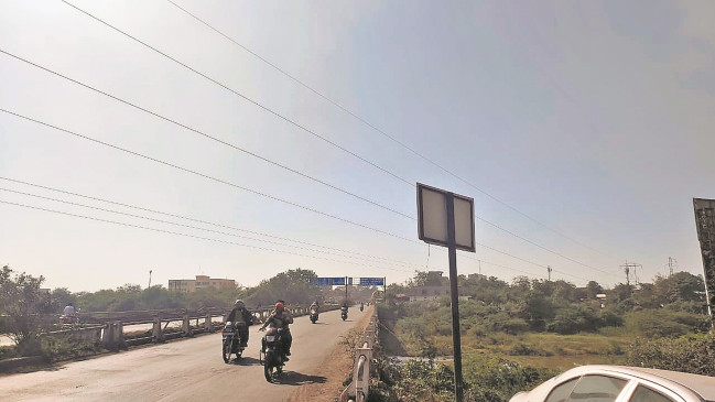 High voltage wires swinging in the middle of the road