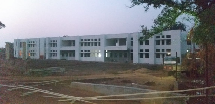 One worker dies after falling tiles - two injured, foster minister is getting construction work done