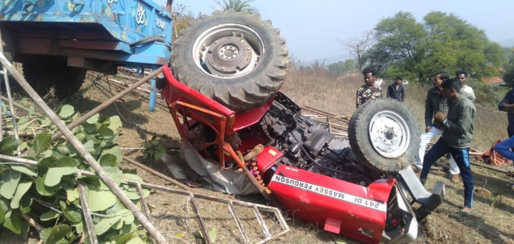 Tractor mounted on the hill insistently overturned, driver dead