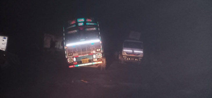 गहरानाला पर ट्रक और ट्राला फंसा, नागपुर मार्ग बंद