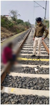 खुदकुशी के लिए रेलवे पटरी पर लेटी महिला, पुलिस ने हटाया