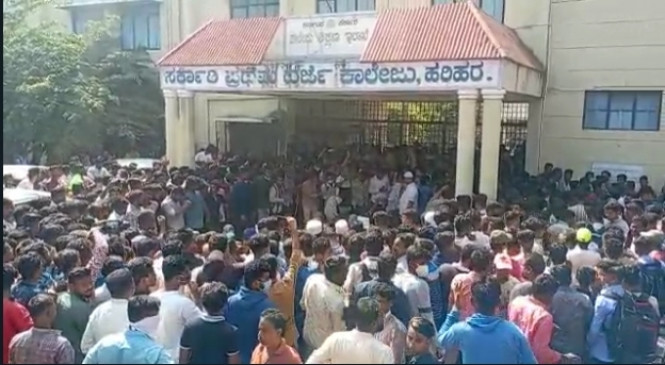 कर्नाटक कॉलेज परिसर में आंसू गैस के गोले दागे गए, एक और जिले में कर्फ्यू