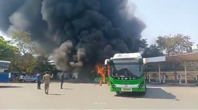 सिकंदराबाद में चार्जिग के दौरान टीएसआरटीसी की बस में लगी आग