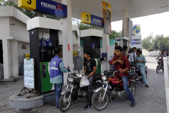 इस्लामाबाद में पेट्रोल की कीमतों में बढ़ोतरी को लेकर लोगों ने किया विरोध प्रदर्शन