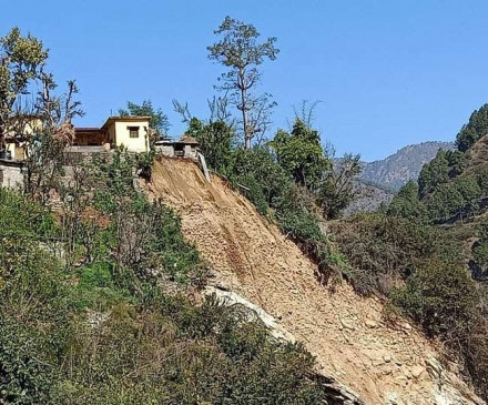 उत्तराखंड के रुद्रप्रयाग के झालीमठ में भूस्खलन, गांव को खतरा, 11 परिवारों को कराया गया शिफ्ट