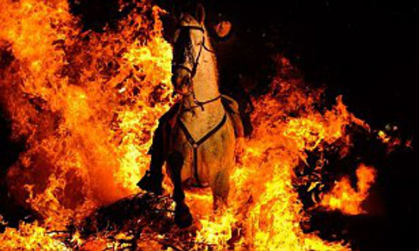 एक बेहद खतरनाक मान्यता के आनुसार घोड़ों को धधकती आग में कुदा दिया जाता है। आईये जानते है इस विचित्र मान्यता को