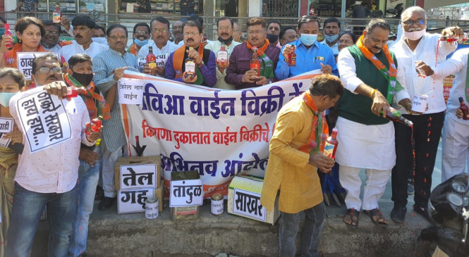 In Amravati, BJP workers sold wine at the crossroads In Amravati, BJP workers sold wine at the crossroads