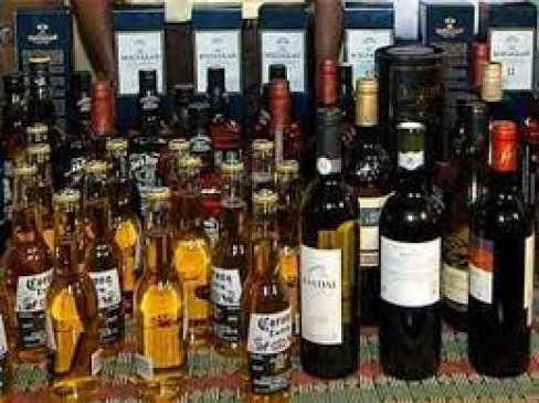 Old city DB squad seized illegal liquor, Five arrested in raid on gambling station