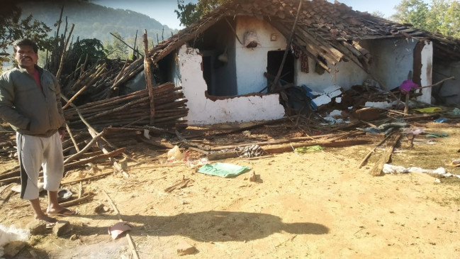 जंगली हाथियों ने मचाया उत्पात, एक मकान को तोड़ा