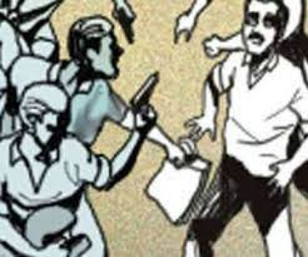 18 lakh looted by showing fear of weapons