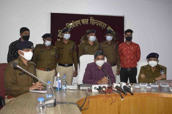 नकली पिस्टल दिखाकर महिला से 3.60 लाख की लूट, तीन गिरफ्तार