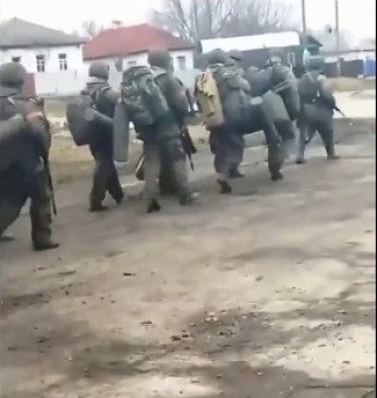 सफेद झंडे लेकर यूक्रेन के सूमी क्षेत्र में घूम रही रूसी सेना, नागरिकों को बनाया जा रहा निशाना