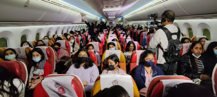 बुखारेस्ट से 218 भारतीय नागरिकों को लेकर विशेष उड़ान दिल्ली पहुंची