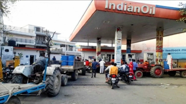 Long queues at petrol pumps amid rumors of rise in oil prices