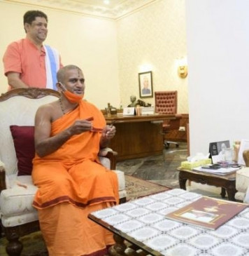 Karnataka: Muslim, Christian leaders meet Pejawar saint over trade restrictions