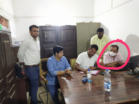 Assistant e-governance manager caught taking bribe of four thousand at tea-snack shop