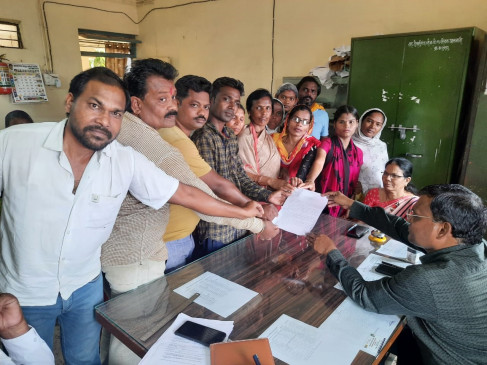 Gharkuls beneficiaries knock on SDM office