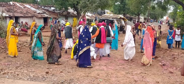 Melghats hoodie calls to loved ones, then everyone reaches and plays Holi Melghats hoodie calls to loved ones, then everyone reaches and plays Holi