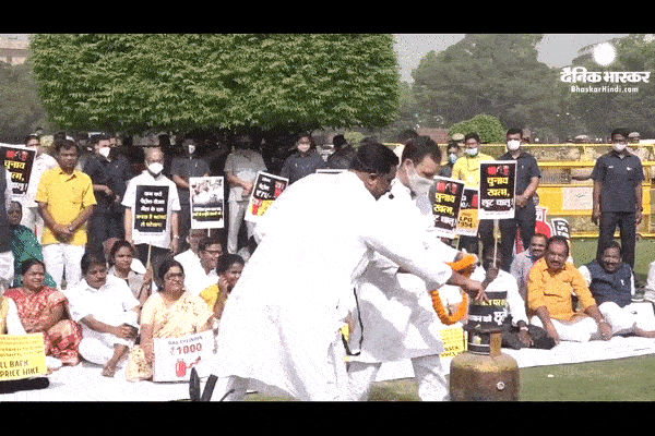 राहुल गांधी और कांग्रेस नेताओं ने विजय चौक पर डाला डेरा, ईंधन की बढ़ती कीमतों का कर रहें हैं विरोध