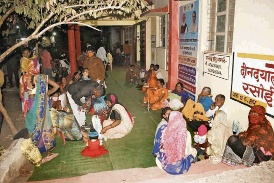 नसबंदी शिविर... नहीं सुधर रही व्यवस्था, सुबह से शाम तक भूखी बैठी रही महिलाएं