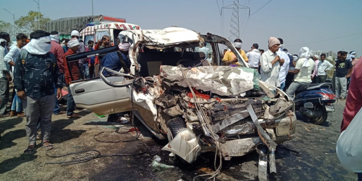 Traumatic road accident -5 dead, 6 injured in car-truck collision
