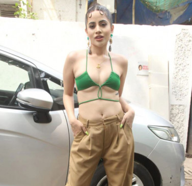 उर्फी जावेद ने सड़क पर खाया वड़ापाव,  फैंस ने ऐसे किया रिएक्ट उर्फी जावेद ने सड़क पर खाया वड़ापाव,  फैंस ने ऐसे किया रिएक्ट