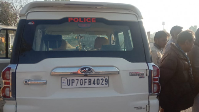 पुलिस लिखे वाहन से उतरे युवकों ने चाय-नाश्ता कर थमाया नकली नोट