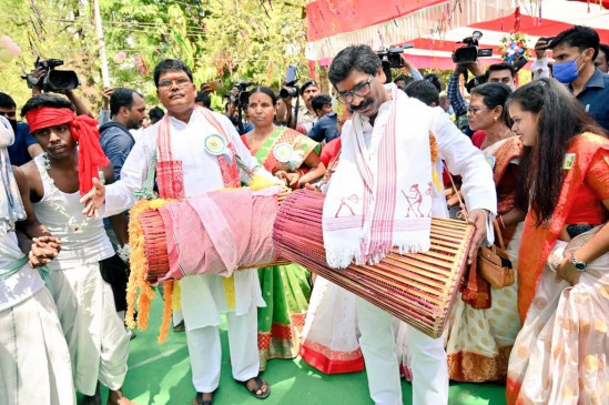 Sarhul celebrates the marriage of earth and sun, huge processions are being taken out in Jharkhand Sarhul celebrates the marriage of earth and sun, huge processions are being taken out in Jharkhand