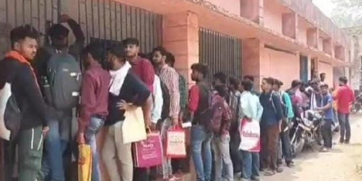 In Jharkhand, there is a rush in the Employment Exchange for jobs in liquor shops In Jharkhand, there is a rush in the Employment Exchange for jobs in liquor shops