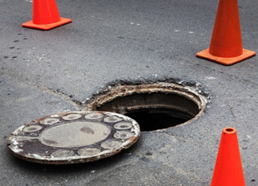 2 die due to poisonous sewer gas in Delhi