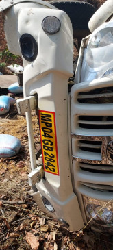 A pickup full of laborers fell into a ditch, woman died