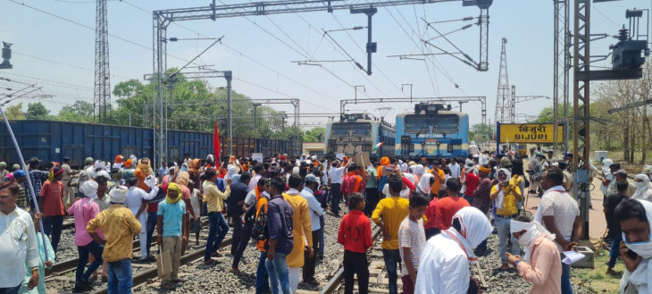 लगभग दो हजार लोग एकत्रित होकर यात्री ट्रेन प्रारंभ करने की मांग को लेकर पटरी पर बैठे लगभग दो हजार लोग एकत्रित होकर यात्री ट्रेन प्रारंभ करने की मांग को लेकर पटरी पर बैठे