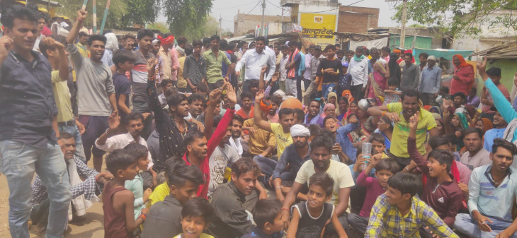 सैकड़ों की संख्या में महिला, पुरूष व बच्चे खाली बर्तन लेकर प्रशासन के खिलाफ नारेबाजी करने निकले।