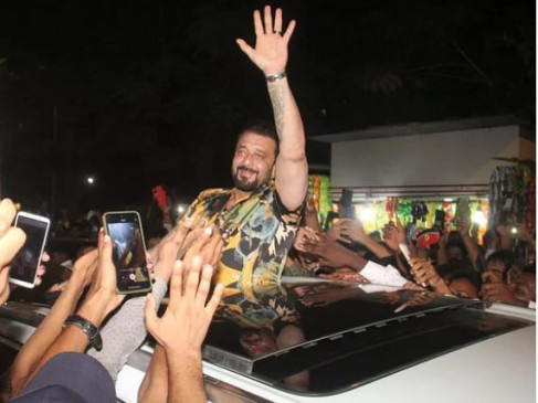 केजीएफ2 की रिलीज के बाद संजय दत्त पहुंचे गेयटी गैलेक्सी, फैंस ने किया स्वागत