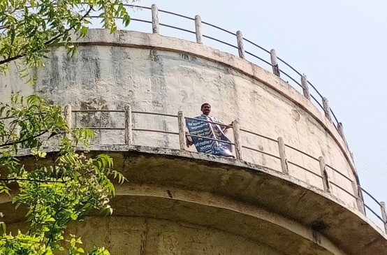 Against Majipra, the young man climbed the tank and committed virugiri Against Majipra, the young man climbed the tank and committed virugiri
