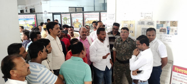 Against undeclared loadshedding, officers of Mahavitaran were gheraoed