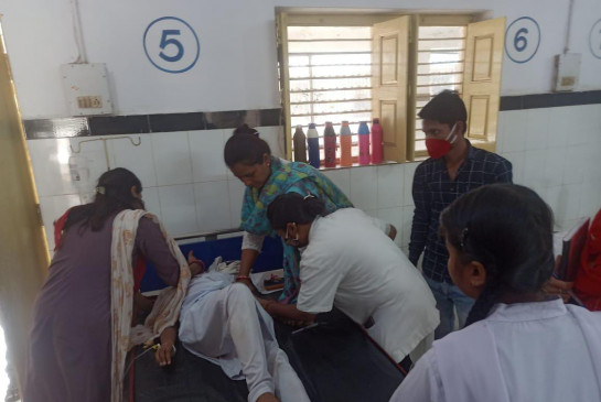 सुबह का नाश्ता करने के बाद विद्यालय के बच्चे हुए बीमार, मेडिकल ऑफिसर ने बताया सभी छात्राएं खतरे से बाहर।