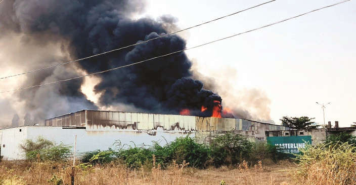टायर गोदाम की सामग्री खाक- डेकोरेशन के गोदाम में लगी आग, लाखों का नुकसान